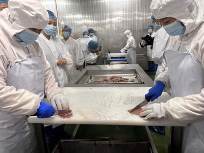 酱爆腰花、爆炒猪肝、青椒肚丝……上海老饕们的“心头好”，如何24小时从工厂“飞”上餐桌？