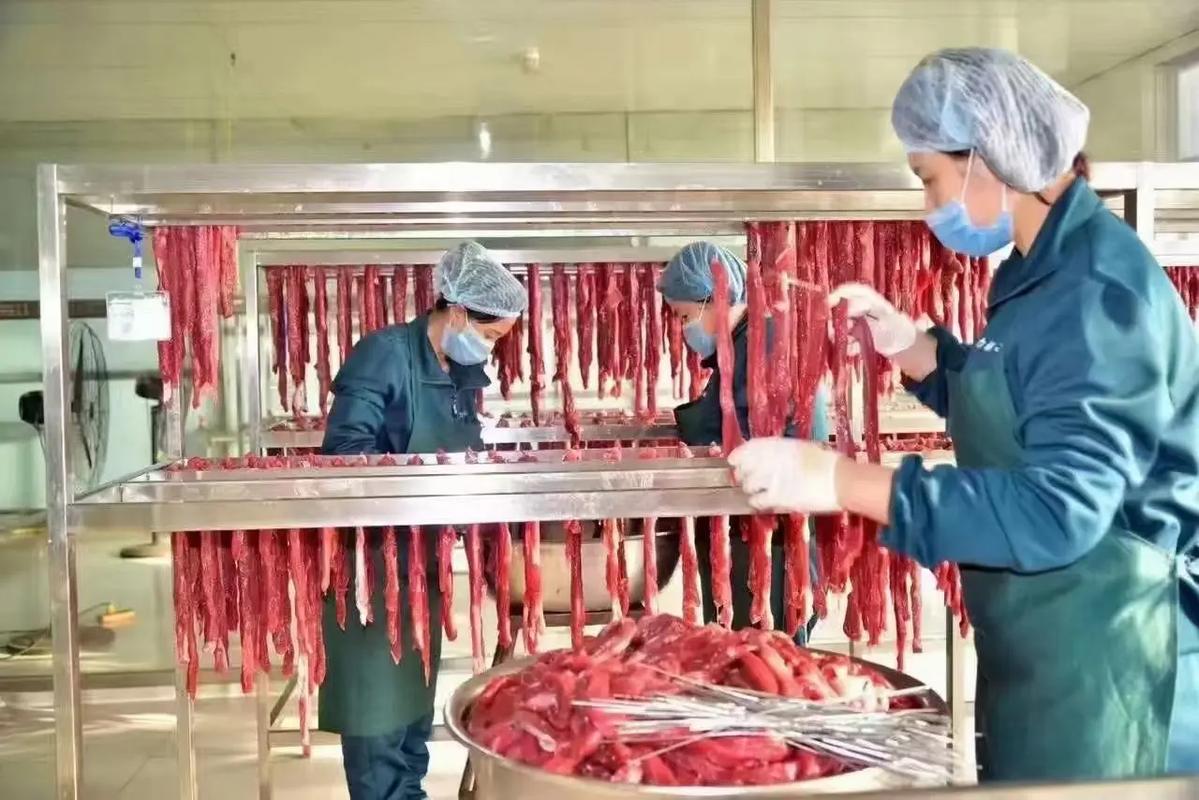 匠心传承与创新融合 探访古法腌制与现代工艺结合的牛肉干制作实拍
